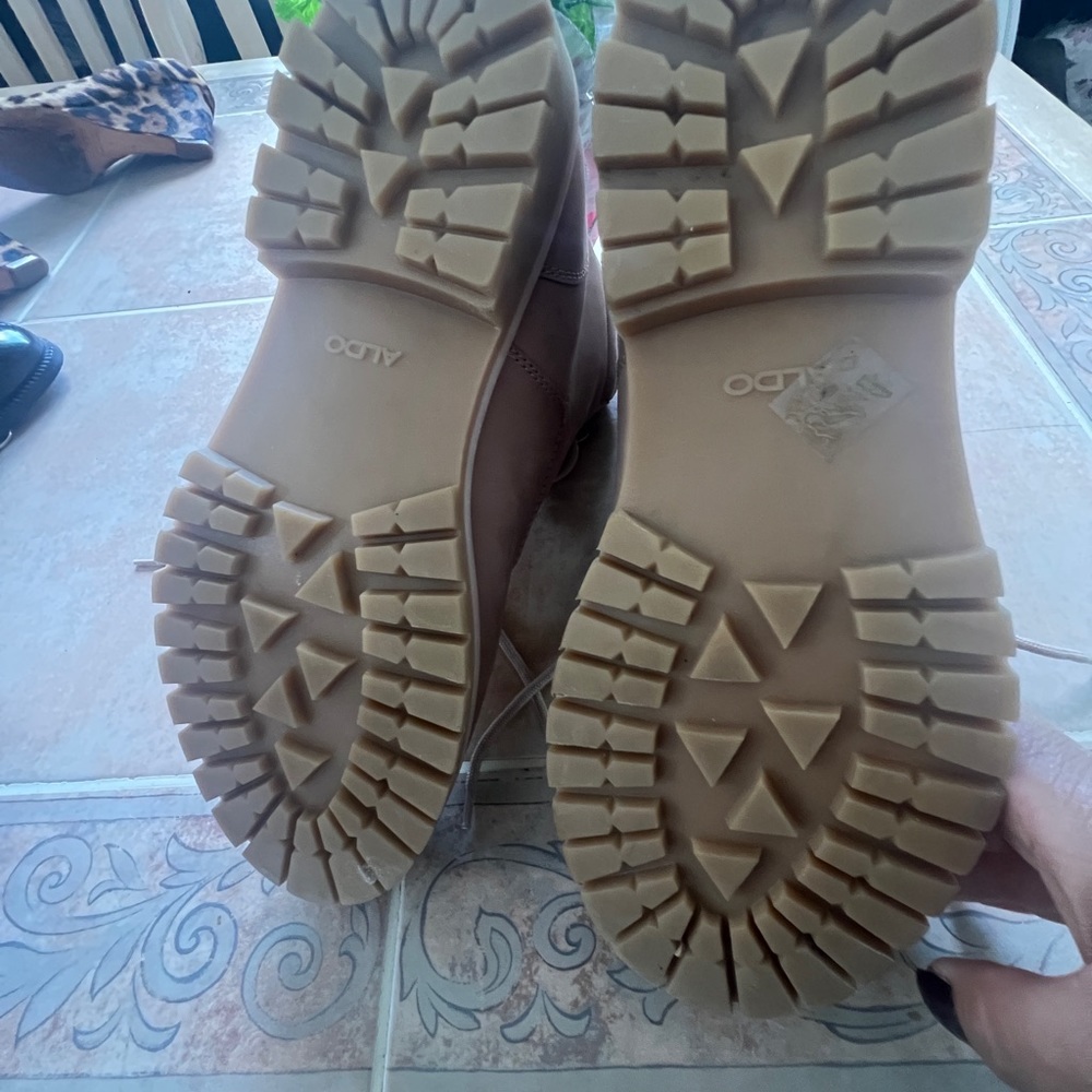 Aldo boots size 9 pink few signs of wear, see the photos for more reference. - Picture 8 of 10
